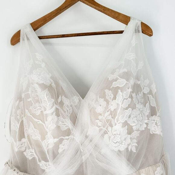 Stella York 7126 Plus Size tulle lace A-line wedding dress, size 26 - Picture 11 of 17